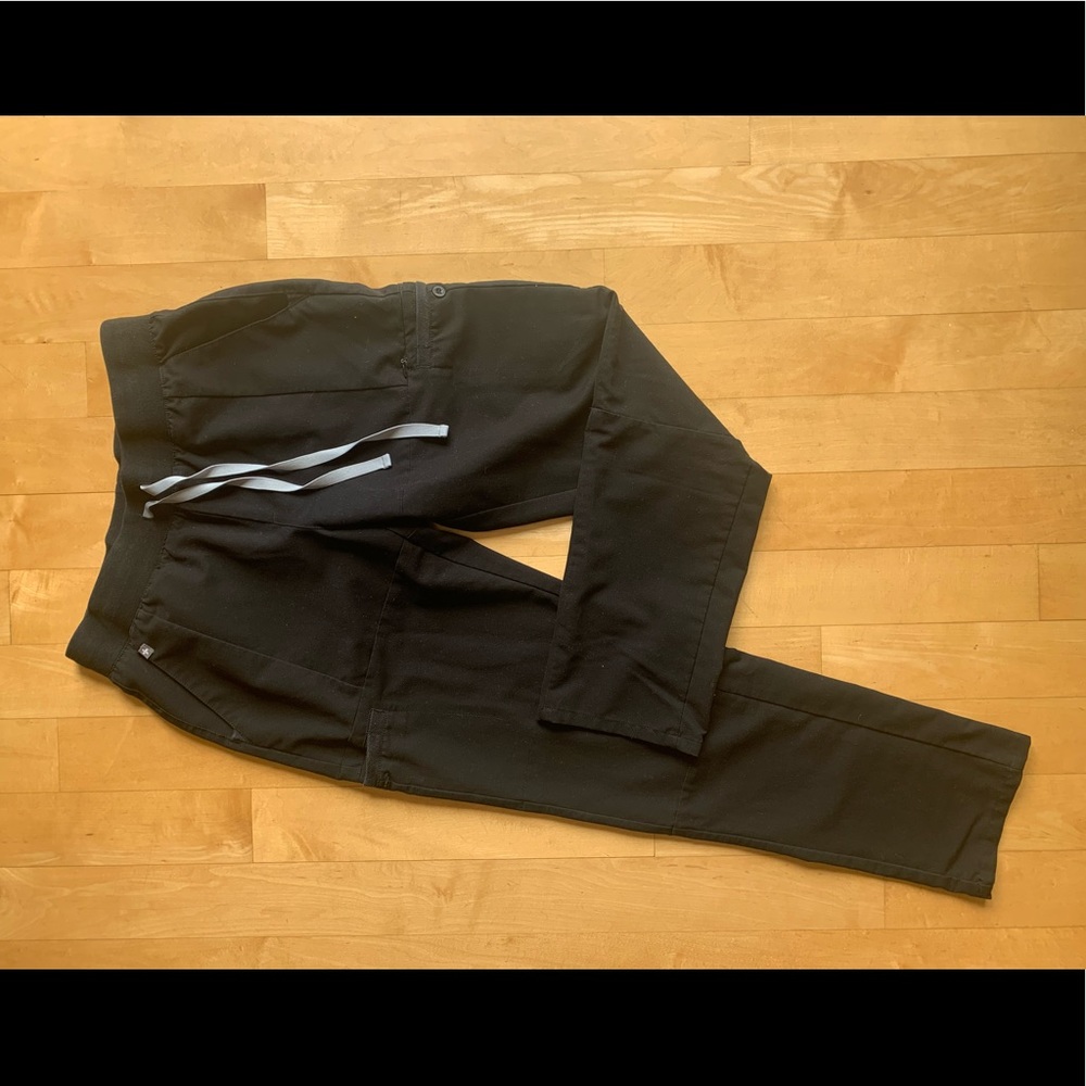 Black Figs Yola scrub pants. Size small regular